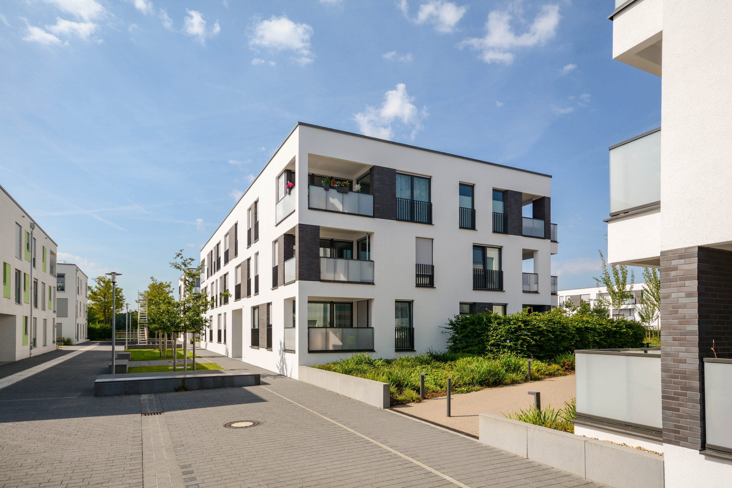 Moderne Neubau Immobilien, Mehrfamilienhäuser in neuer Wohnanla